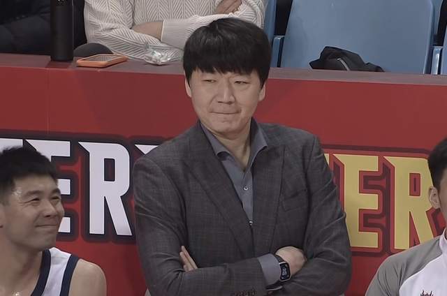 乐鱼体育下载-山东男篮小胜，高诗岩12+5关键三分 双塔替克里斯 新外援25日到